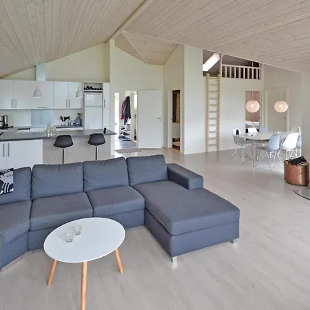 4 Bedroom Stunning In Logstrup 度假居